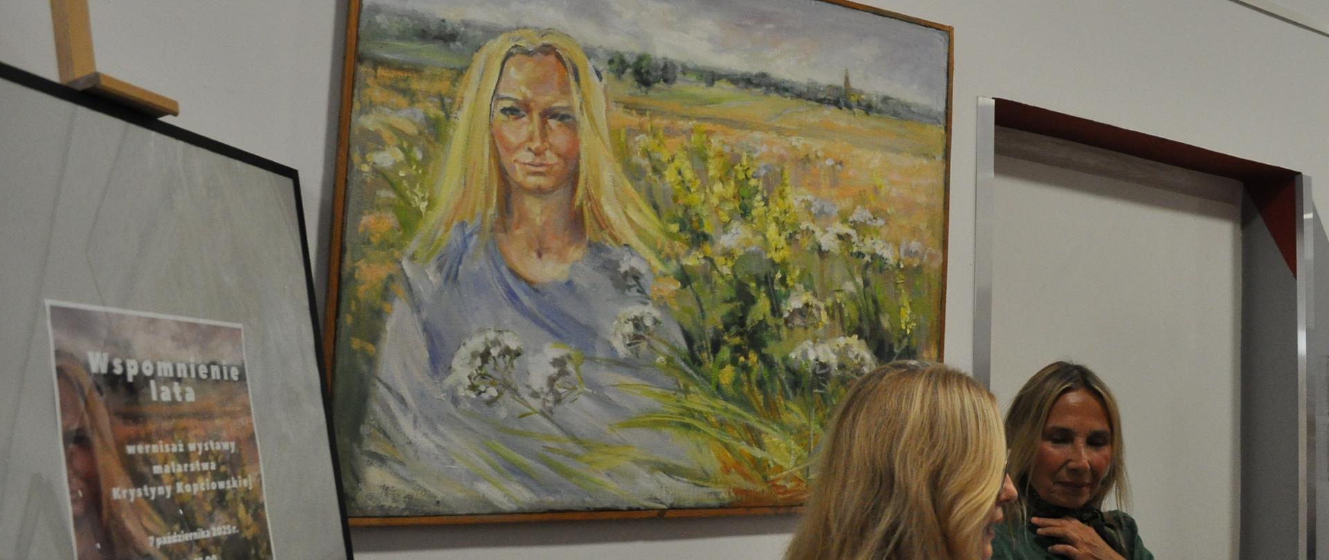 zdjęcie, wystawa malarska, na ścianie wiszą obrazy, przednimi stoją dwie kobiety