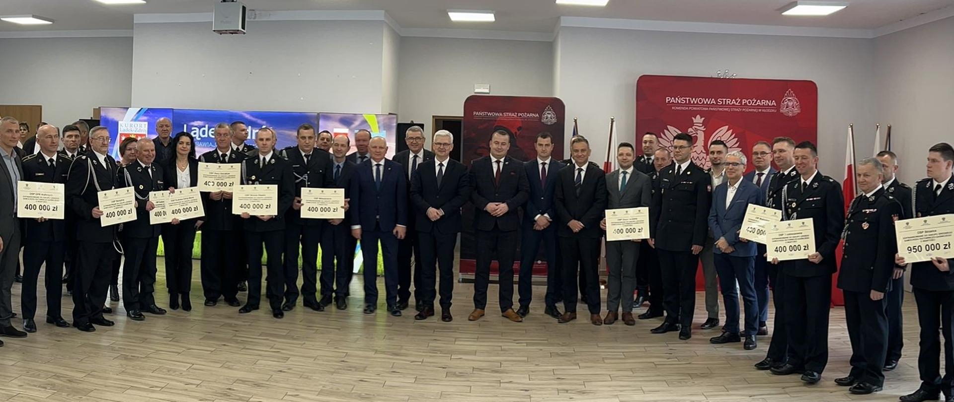 Zdjęcie grupowe osób, które brały udział w uroczystości wręczenia promes dla OSP. 