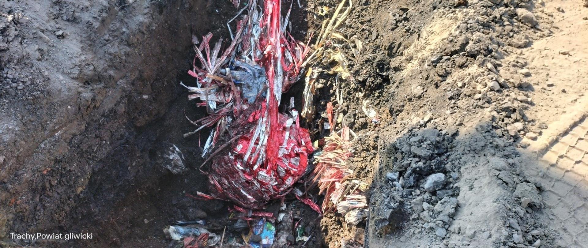 Czynności kontrolne WIOŚ w Katowicach potwierdzające nielegalne zakopywanie odpadów na terenie działalności firmy Truck Lider.