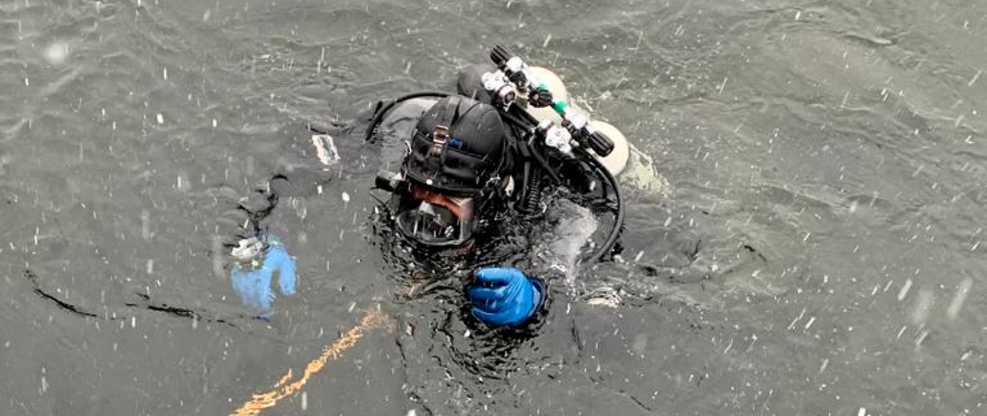 Na zdjęciu widnieją strażacy w trakcie działań szkoleniowych. 