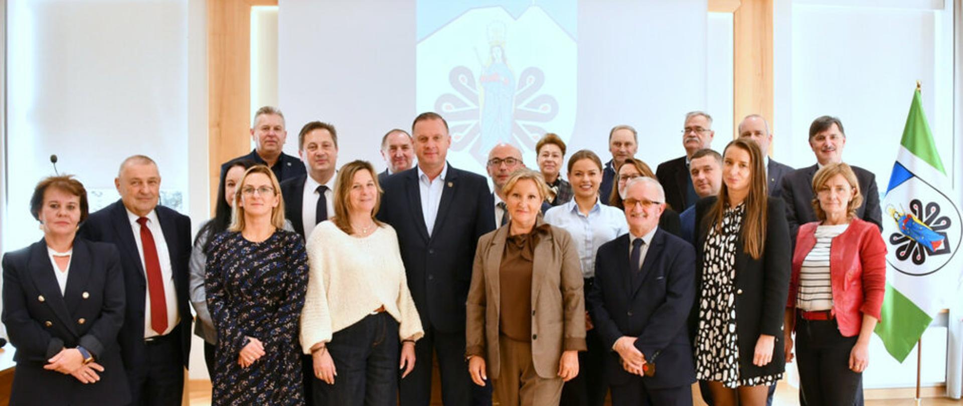 Grupa osób pozująca do zdjęcia