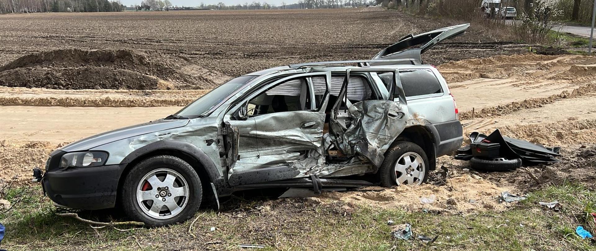 Uszkodzony lewy bok srebrnego pojazdu, jest na polu