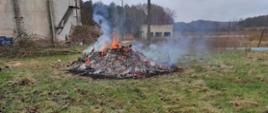 Na zdjęciu widać stertę palących się śmieci 