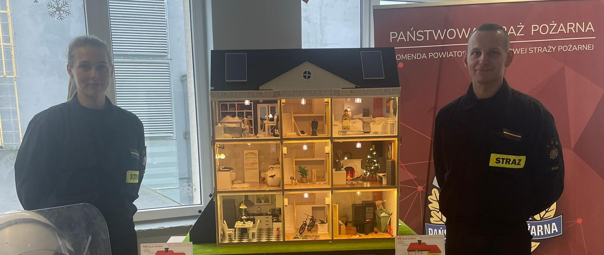 Funkcjonariusze naszej komendy podczas Drzwi otwartych w ZST w Śremie. 