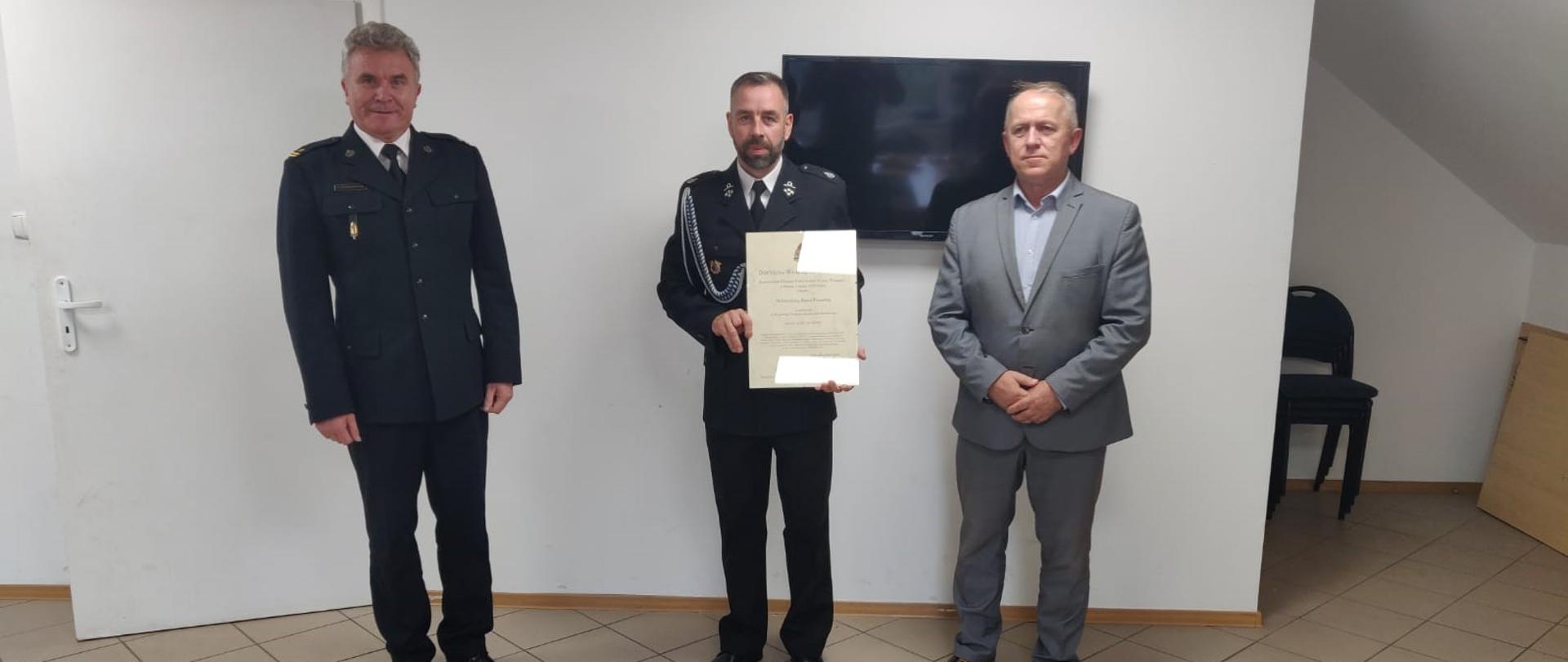 W pomieszczeniu remizy OSP w Jodłownie od lewej strony znajduje się mł. bryg Jan Chodukiewicz Komendant Powiatowy PSP w Pruszczu Gdańskim, dh Rafał Skrzypkowski - Prezes OSP w Jodłownie oraz Marek Zimakowsk -Wójt Gminy Przywidz.
dh Rafał Skrzypkowski trzyma w rękach decyzję Komendanta Głównego PSP o włączeniu jednostki OSP w Jodłownie do Krajowego Systemu Ratowniczo-Gaśniczego.