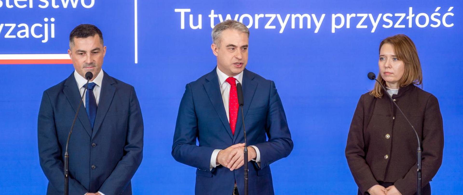 Zdjęcie premiera Krzysztofa Gawkowskiego na konferencji Nowa platforma współpracy w obszarze cyberbezpieczeństwa zwiększy odporność samorządów