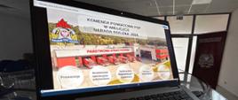 Komenda Powiatowa PSP w Wieliczce - NARADA ROCZNA 2024. Na zdjęciu widoczny laptop z wyświetloną prezentacją