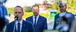 Na pierwszym planie: Wiceminister Infrastruktury Rafał Weber mówi o działaniach ITD w ramach akcji „Bezpieczna droga do szkoły”. W tle (od lewej) stoją: Minister Edukacji i Nauki Przemysław Czarnek oraz Główny Inspektor Transportu Drogowego Alvin Gajadhur. 