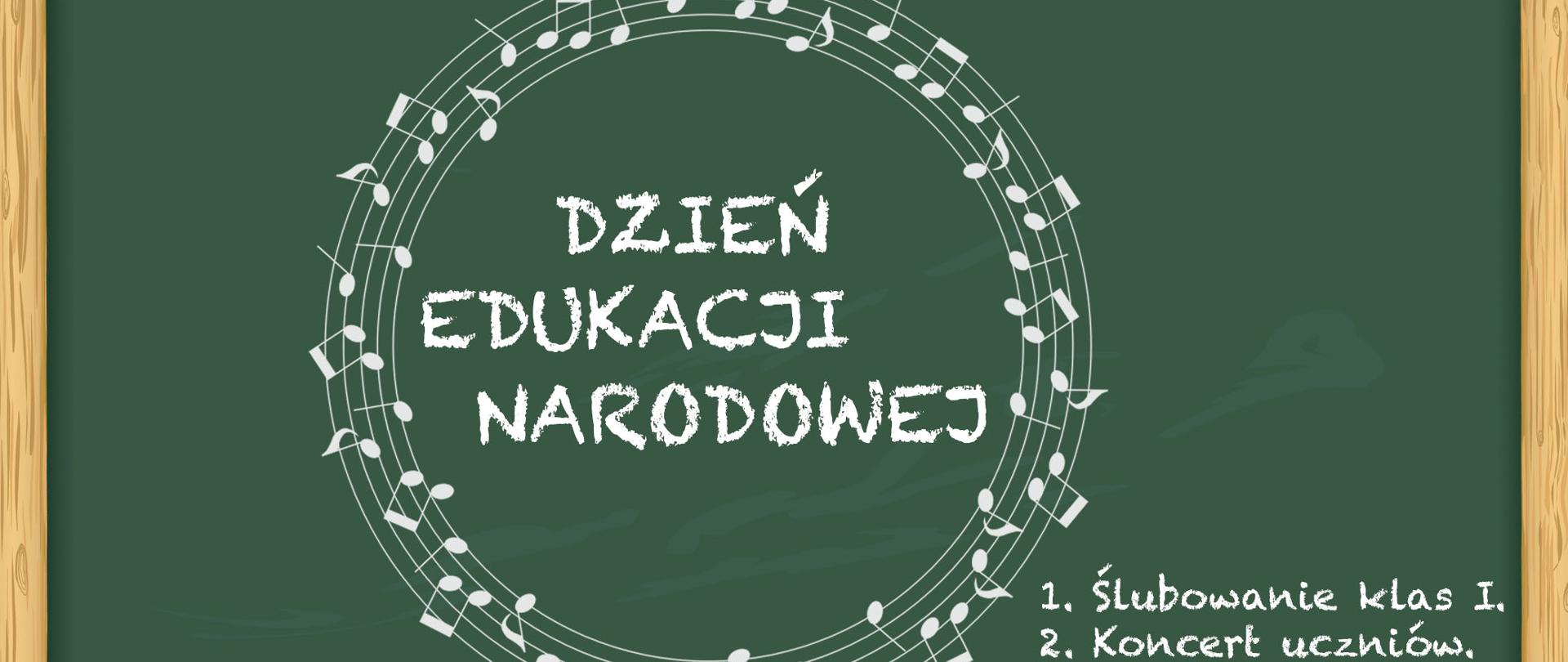 Plakat przedstawia tablice szkolną. W lewym, górnym rogu tablicy znajduje się logo PSM w Grajewie. W prawym, górnym rogu znajduje się data i godzina wydarzenia, tj. 12.10.2023 godzina 16.00. Na środku tablicy widnieje okrągła grafika złożona z pięciolinii, na której są różne nuty. W środku okręgu widzimy stylizowany na pismo odręczne napis: ,, Dzień Edukacji Narodowej". W prawym dolnym rogu napisane są dwa punkty: 1. Ślubowanie klas I, oraz 2. Koncert uczniów. 