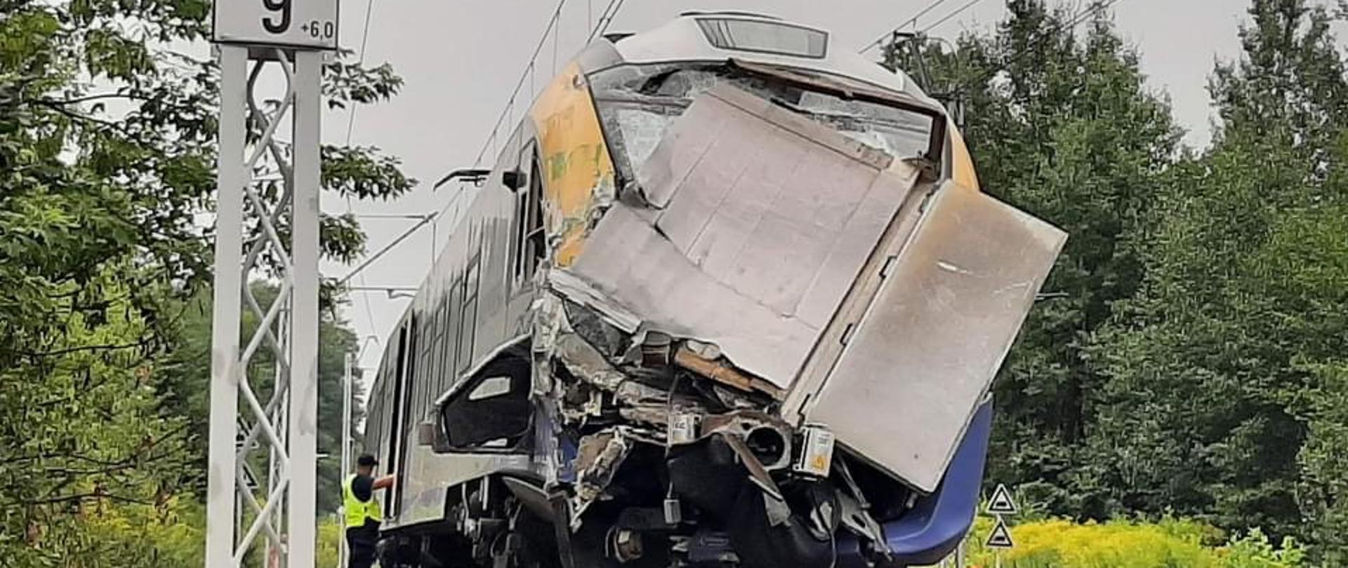 Na zdjęciu widoczny rozbity przód pociągu osobowego 
