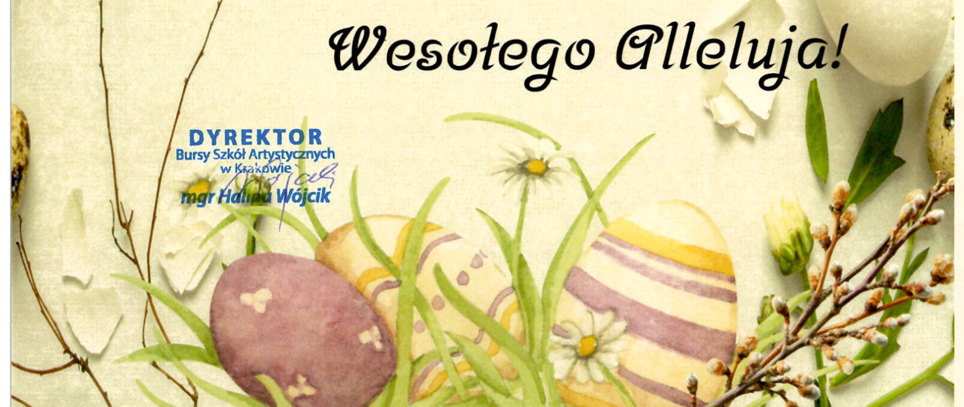 Plakat z życzeniami Wielkanocnymi. Na jasnym tle po prawej i lewej stronie gałązki, zielone listki, pąki, jajka. Na dole 3 kolorowe pisanki, zielona trawa, stokrotki i gałązki bazi. Środek plakatu to informacja tekstowa - życzenia w kolorze czarnym.