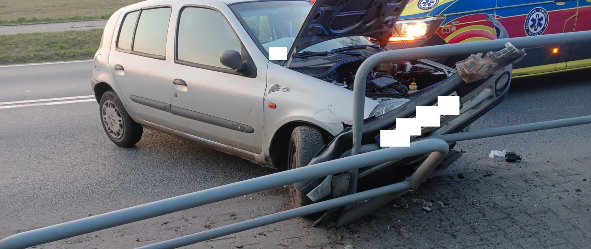 Uszkodzony samochód przy barierkach