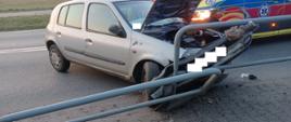 Uszkodzony samochód przy barierkach