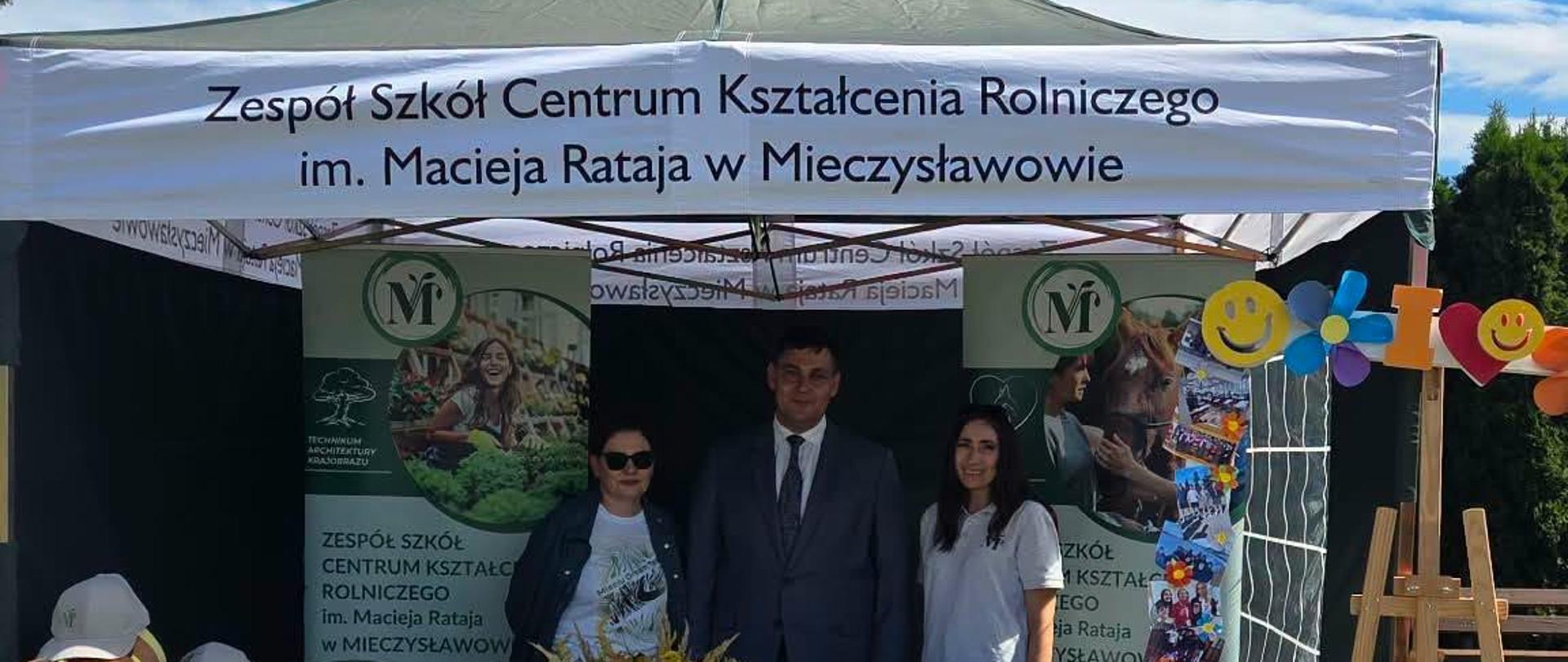 Nauczycielki ZSCKR oraz Pan Dyrektor