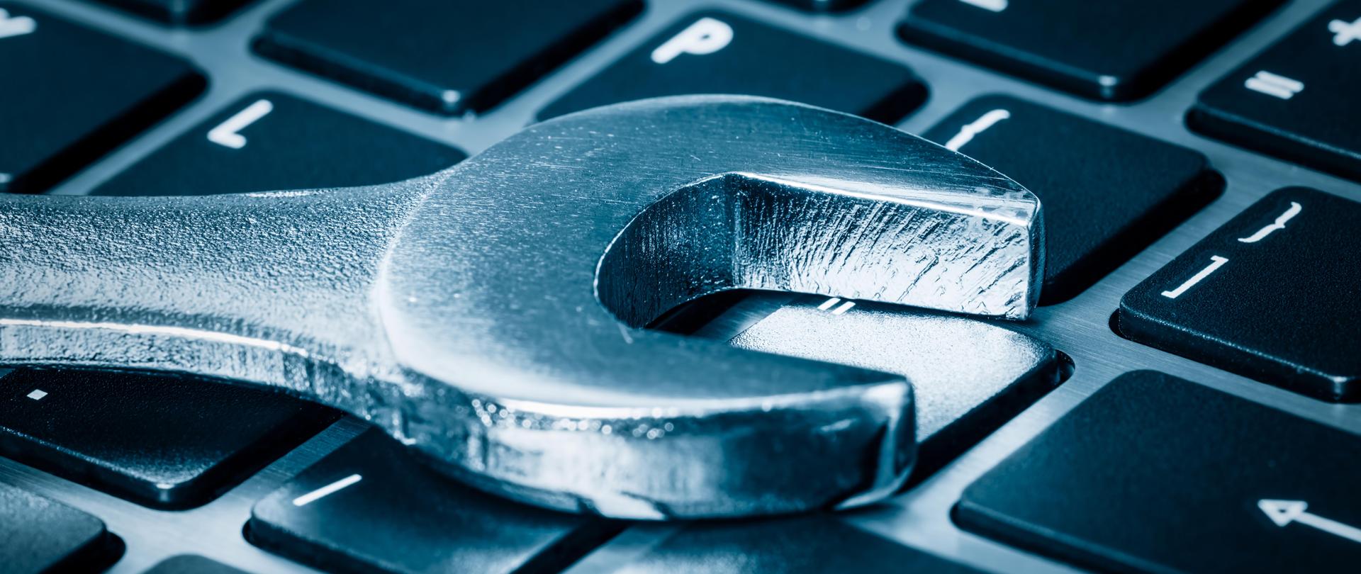 Końcówka klucza na klawiaturze laptopa