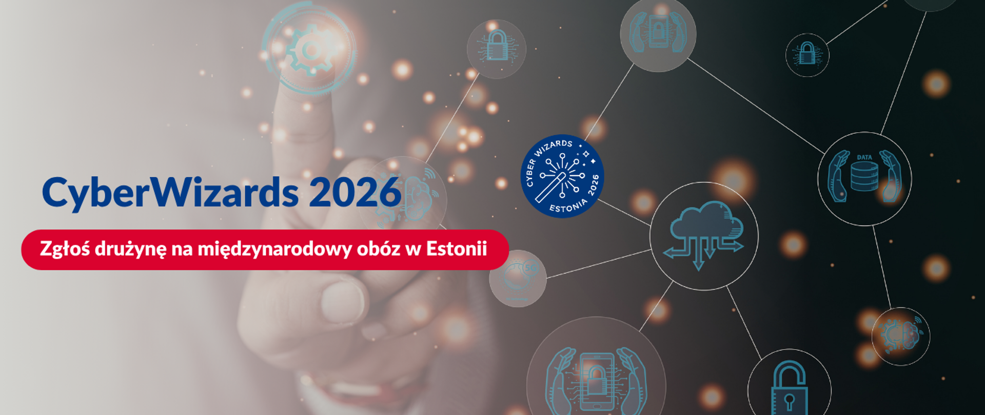 Baner rekrutacyjny na międzynarodowy obóz w Estonii. W tle widać dłoń wskazującą na cyfrowe ikony technologii, cyberbezpieczeństwa (kłódki, chmury, bazy danych) połączone liniami sieci. Po lewej stronie widnieje duży granatowy napis „CYBERWIZARDS 2026”, a pod nim czerwony przycisk z białym tekstem: „Zgłoś drużynę na międzynarodowy obóz w Estonii”. W centralnej części umieszczono okrągłe, niebieskie logo „Cyber Wizards Estonia 2026” z grafiką przypominającą różdżkę emitującą cyfrowe połączenia.
