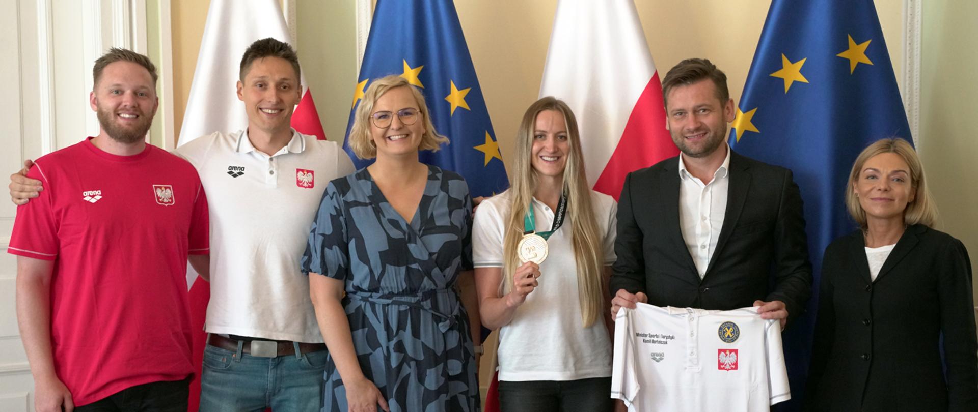 Spotkanie Ministra Kamila Bortniczuka z medalistką Mistrzostw Świata w pływaniu - Katarzyną Wasick.