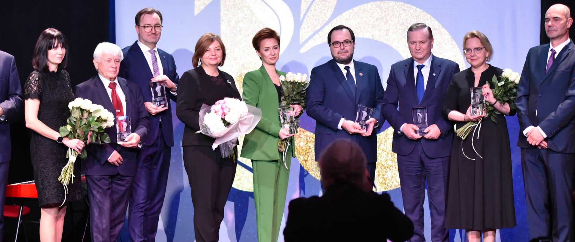 Minister klimatu i środowiska Anna Moskwa oraz przedstawiciele instytucji, które wspierały GDOŚ w realizacji zadań otrzymali statuetki urzędu.