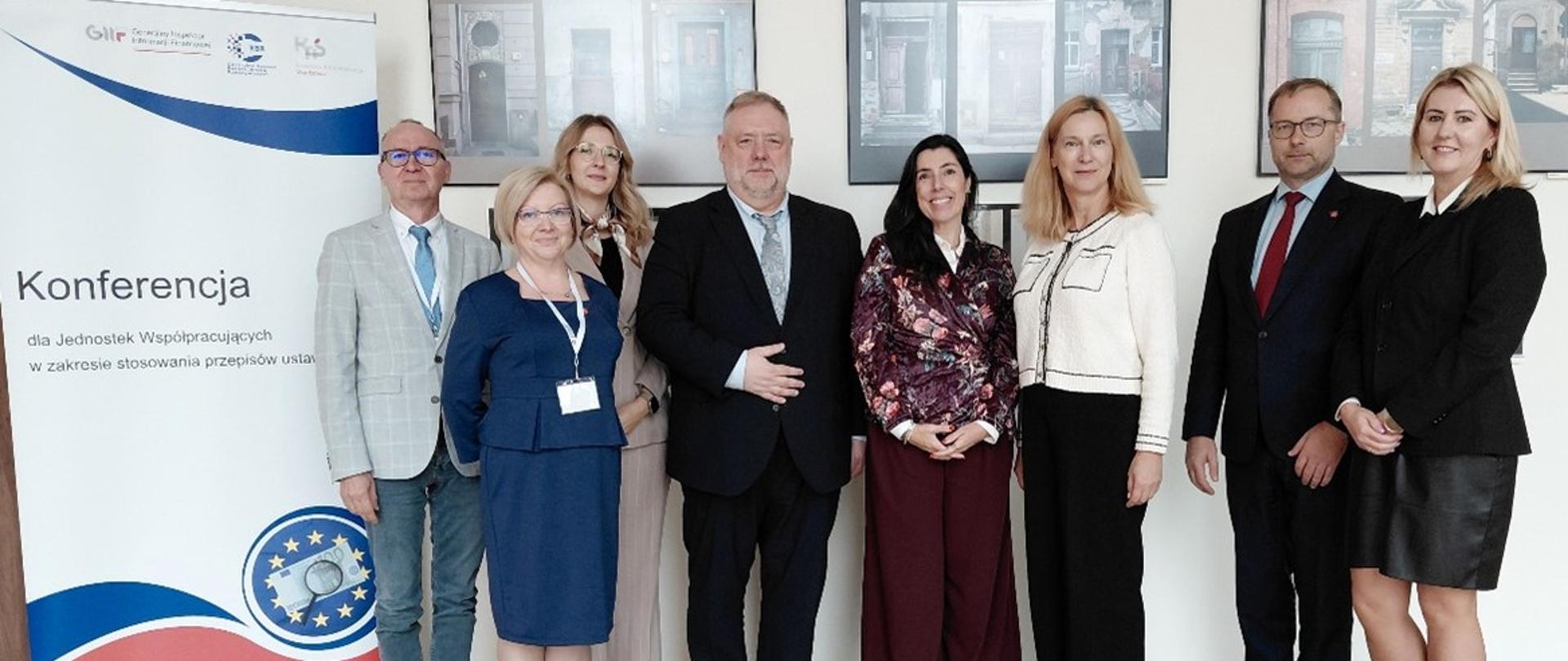 Uczestnicy Konferencji AML w Bydgoszczy m.in.: Generalny Inspektor Informacji Finansowej Jarosław Żółtowski, zastępca dyrektora Departamentu Informacji Finansowej Elżbieta Franków-Jaśkiewicz a także Dyrektor Izby Administracji Skarbowej w Bydgoszczy Grzegorz Łysio. 