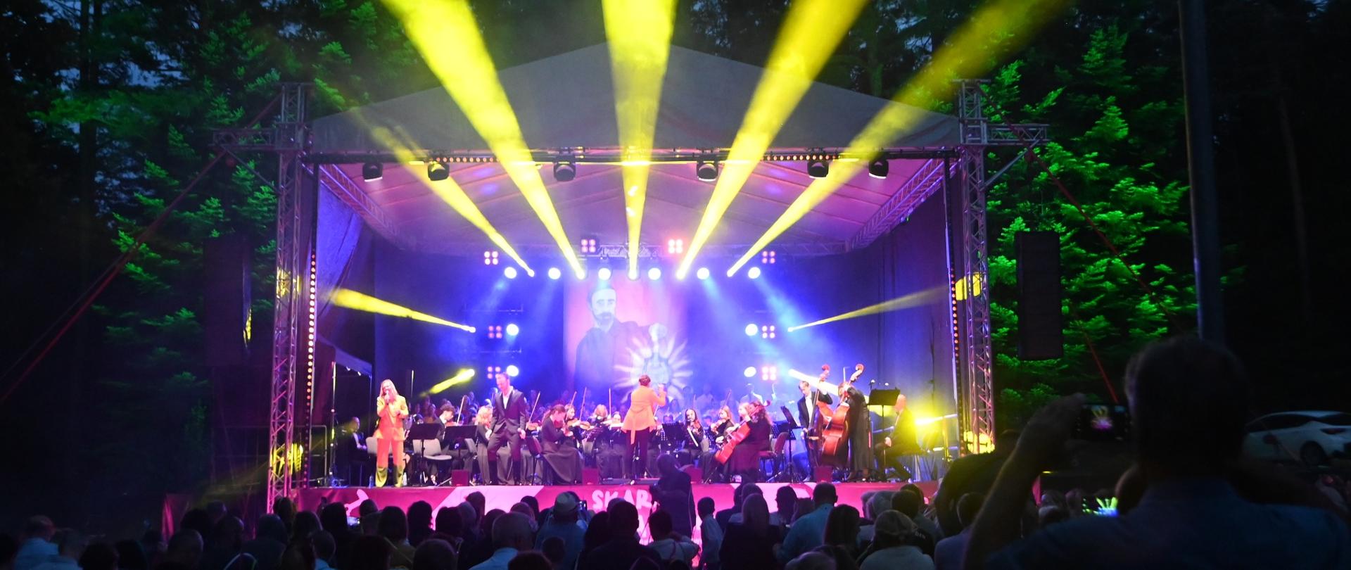 orkiestra PSM podczas koncertu Skarby nie chodzą piechotą na scenie plenerowej w Krośnie