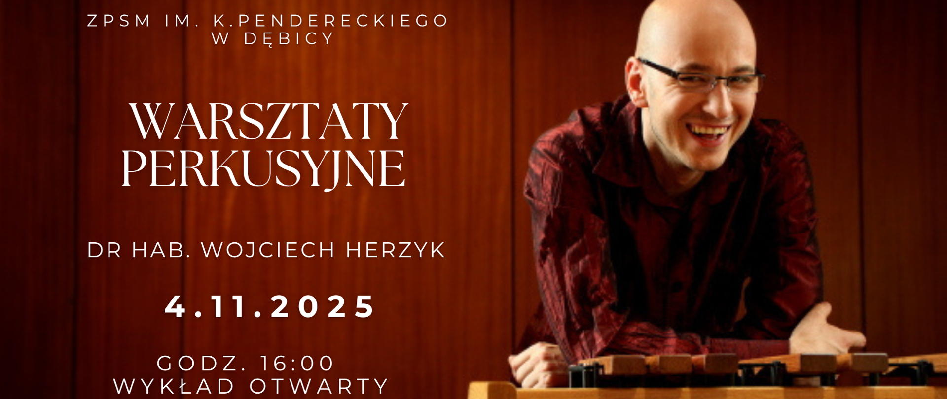 Plakat z wydarzeniem - Warsztaty perkusyjne, które poprowadzi dr hab. Wojciech Herzyk odbędą się w dniu 4 listopada 2025r., i rozpoczną się zajęciami indywidualnymi, o godz. 16:00 rozpocznie się wykład otwarty; plakat jest w poziomie, tło plakatu jest brązowe, po prawej stronie znajdują się informacje o warsztatach a po lewej umieszczono zdjęcie prowadzącego, który oparty jest o marimbę, napisy są białe 