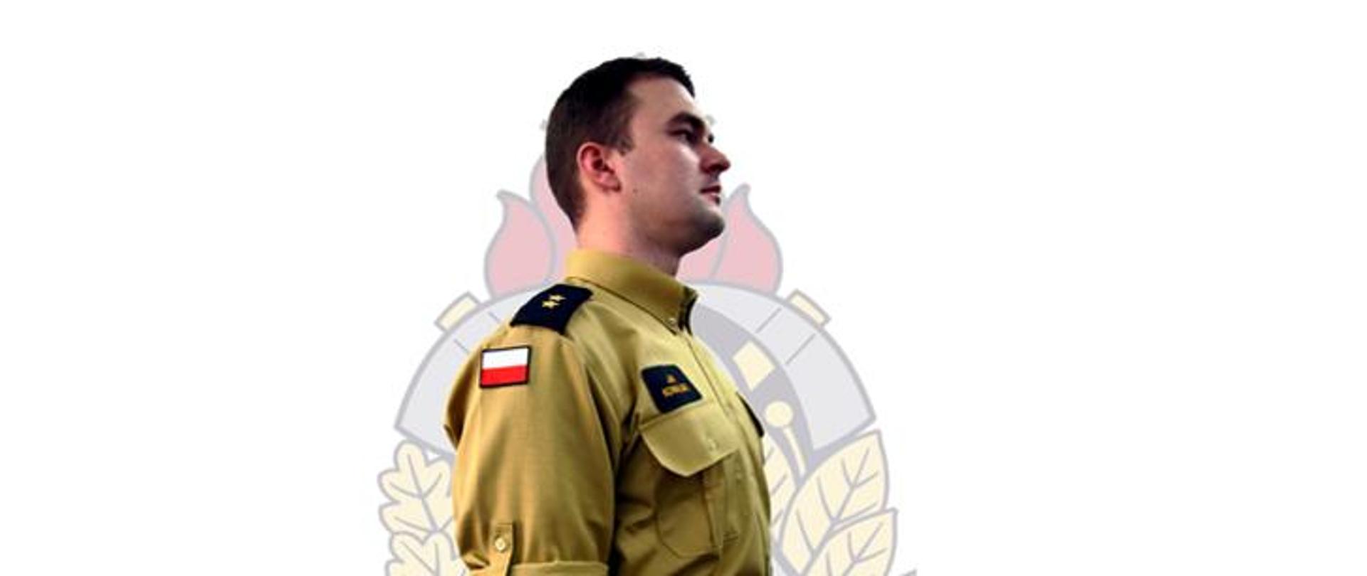 Funkcjonariusz w nowym wzorze munduru w kolorze piaskowym z pagonami na barkach i flagą Polski na ramieniu.