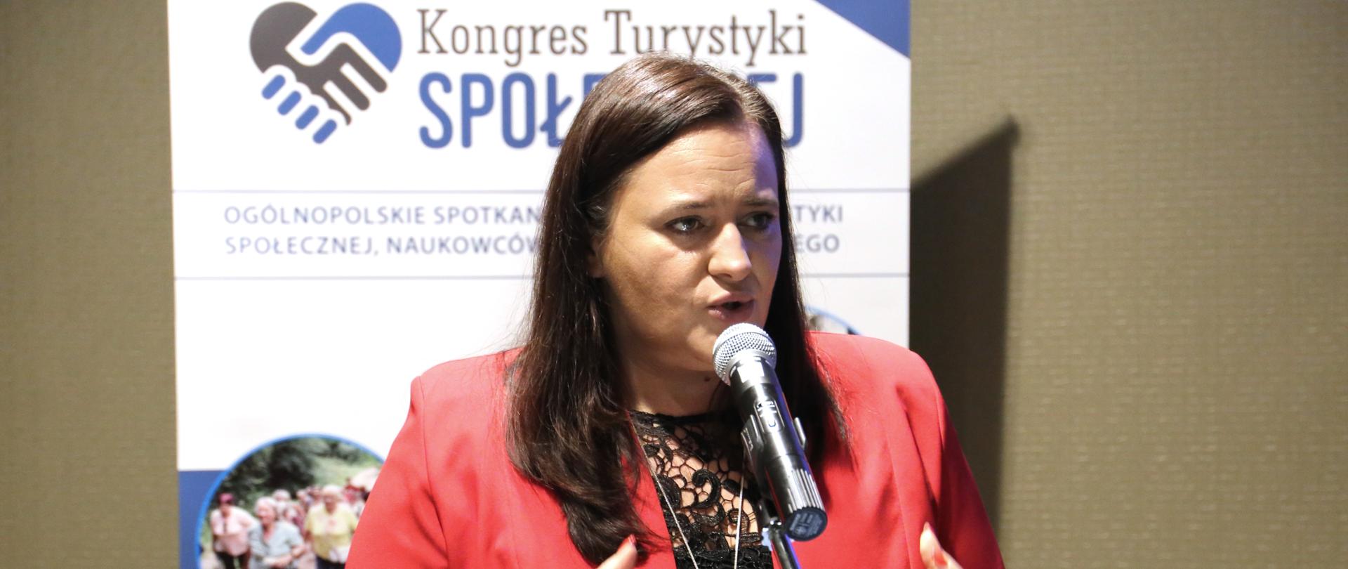 wiceminister Małgorzata Jarosińska-Jedynak mówi do mikrofonu