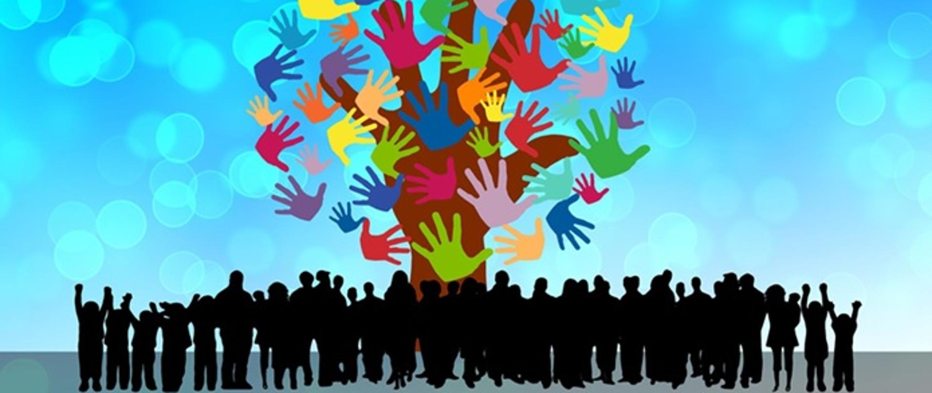 Na niebieskim tle drzewo i liście stworzone z dłoni, przed drzewem grupa młodzieży - czarne postacie