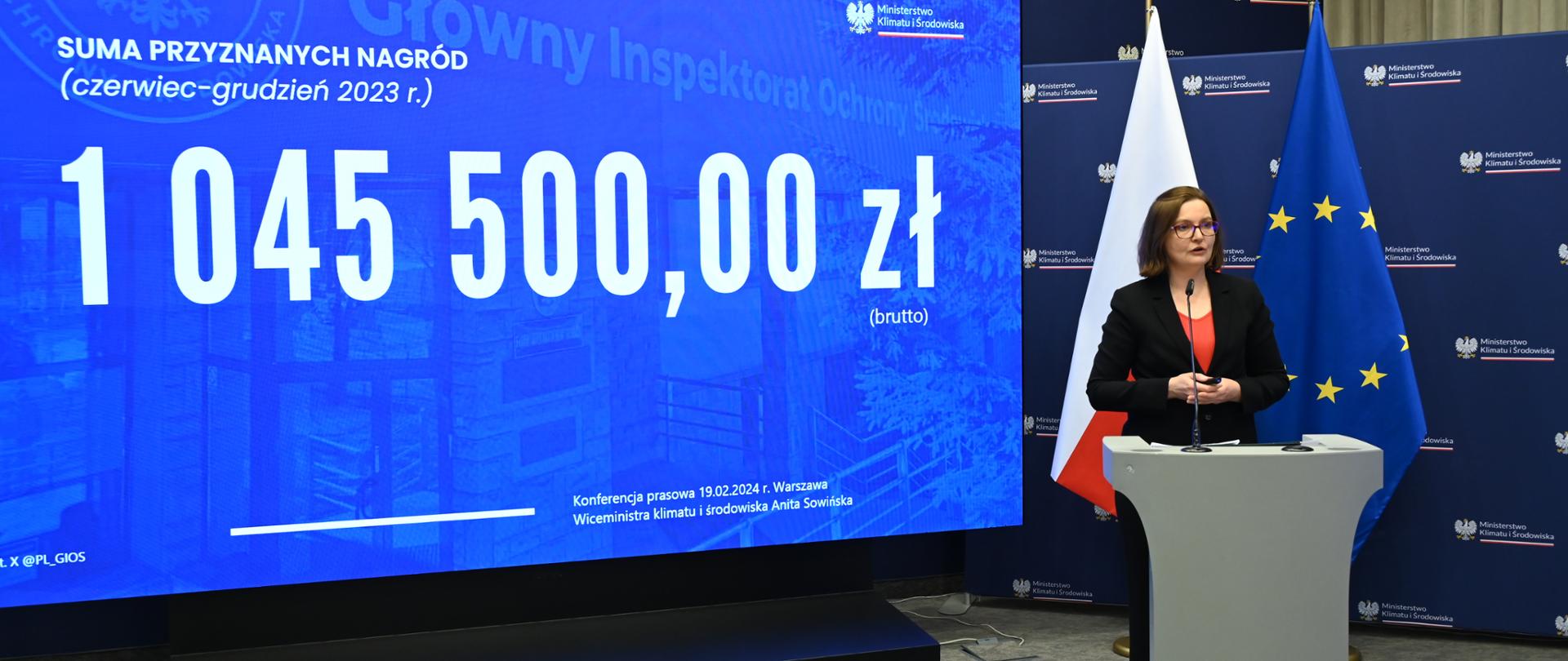 Wiceminister klimatu i środowiska Anita Sowińska przemawia podczas briefingu prasowego.