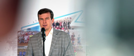 Minister Witold Bańka przemawia do mikrofonu