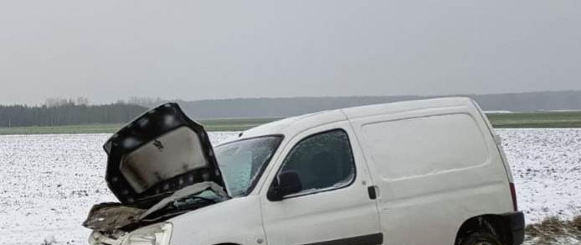 Czołowe zderzenie dwóch pojazdów osobowych marki BMW i PEUGEOT Partner na drodze powiatowej nr 1177P w na wysokości miejscowości Tłukawy.