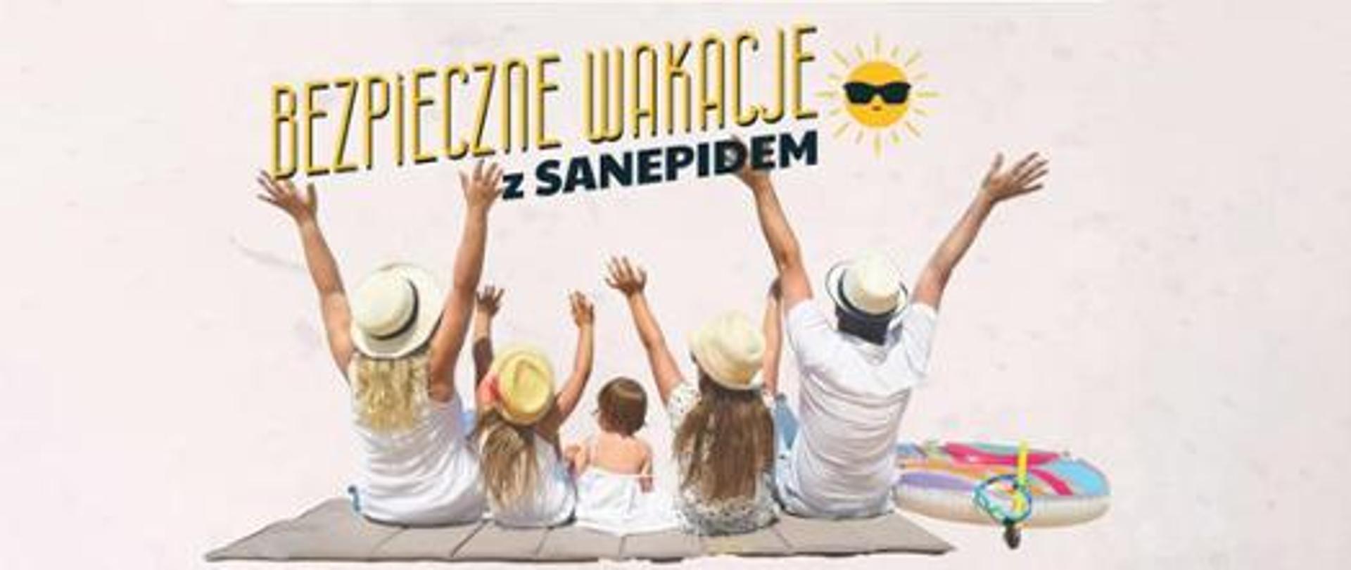 Zdjęcie przedstawiające rodzinę na wakacjach, ponad nimi hasło "Bezpieczne wakacje z sanepidem"