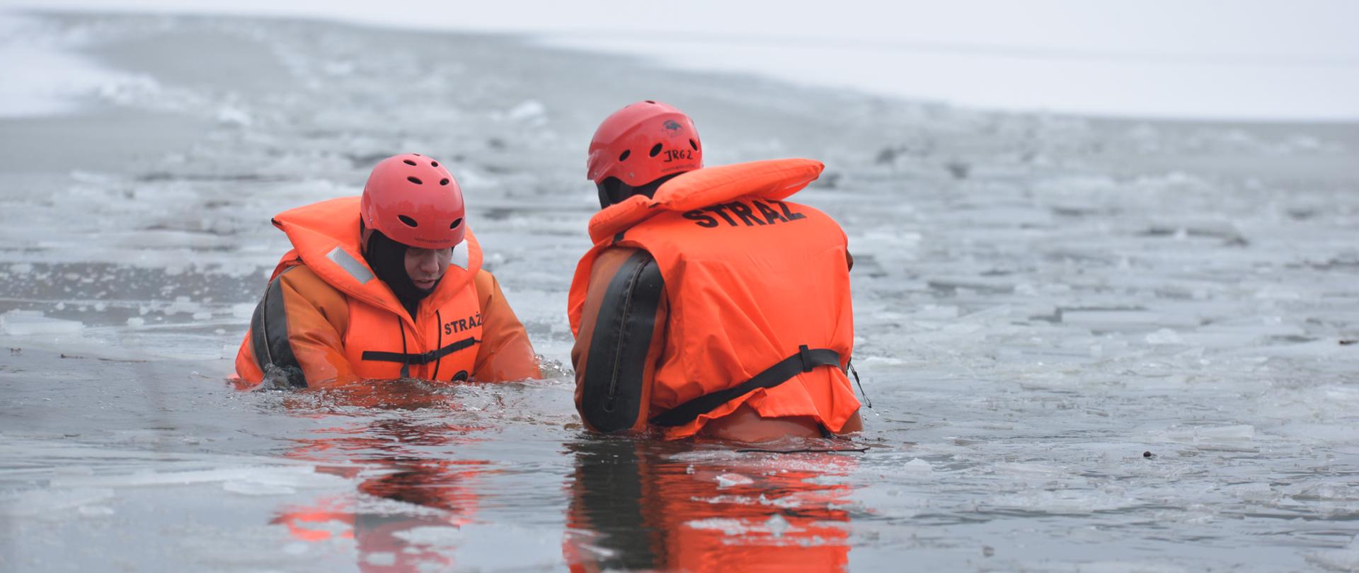 Ćwiczenia na lodzie JRG 2 - ratownicy w wodzie po załamaniu się lodu