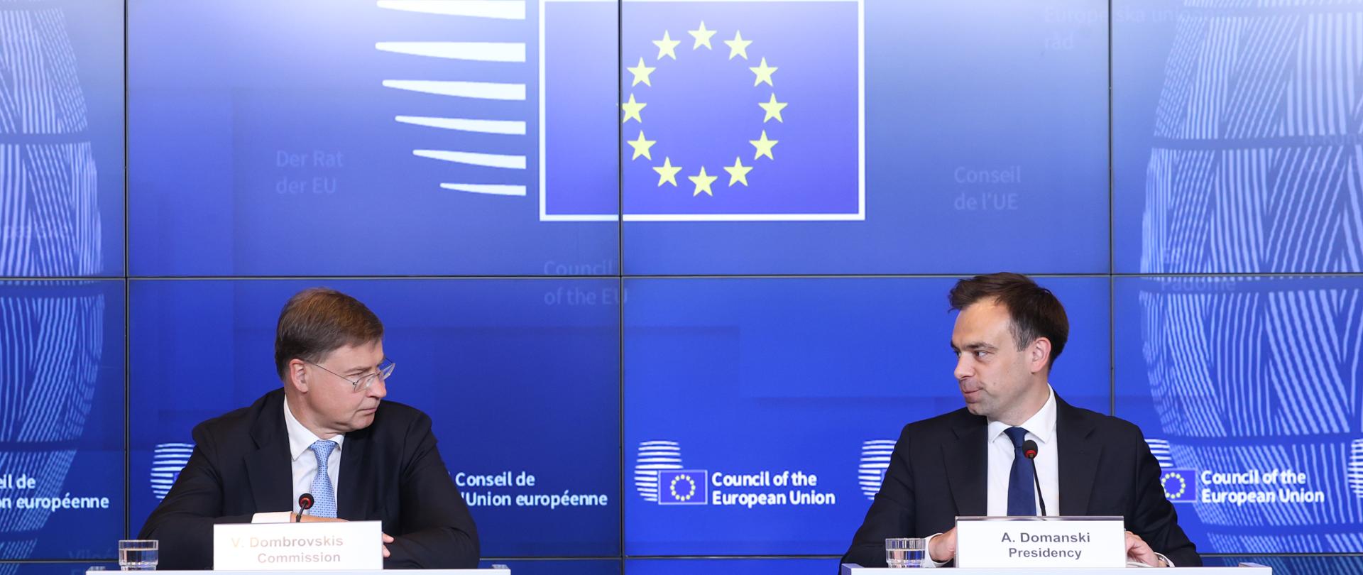 Minister Finansów Andrzej Domański oraz Valdis Dombrovskis podczas konferencji