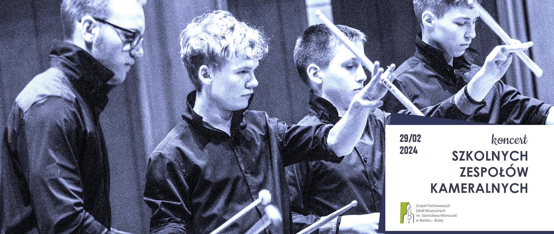 czarnobiałe zdjęcie w tel uczniowie klasy perkusji występujący w zespole na scenie. Napis : koncert szkolnych zespołów kameralnych 