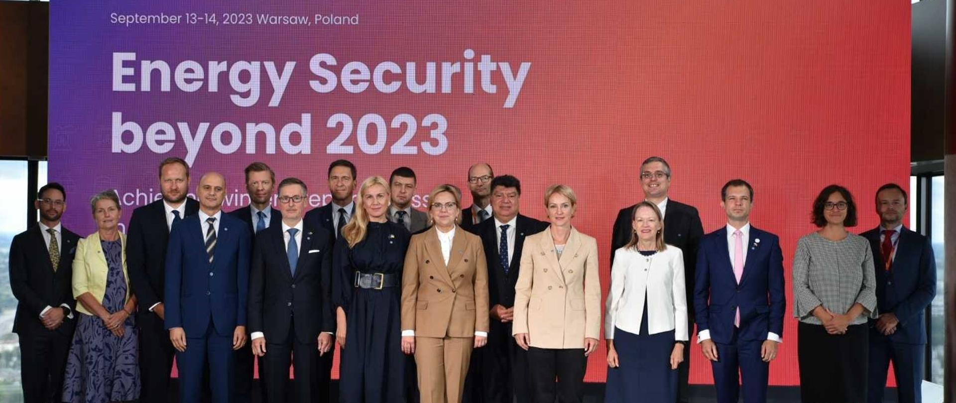 Family photo uczestników konferencji „Bezpieczeństwo energetyczne po 2023 r. – osiągnięcie gotowości na zimę w niespokojnych czasach”