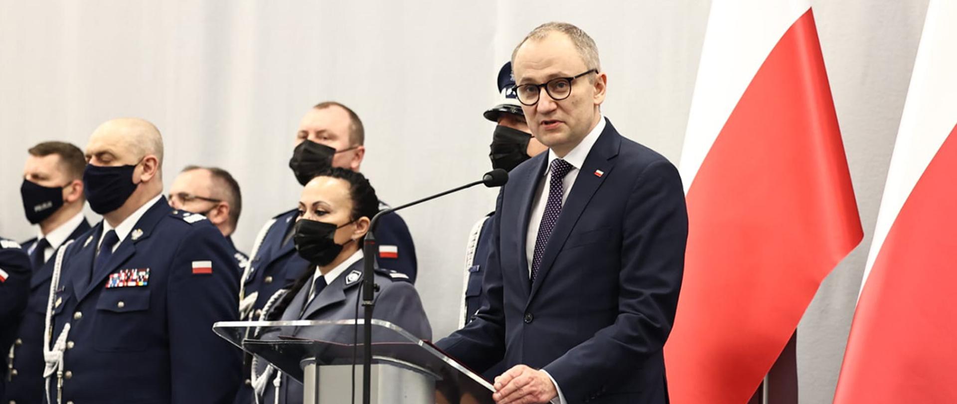 Wiceminister Błażej Poboży podczas przemówienia w Wyższej Szkole Policji w Szczytnie.