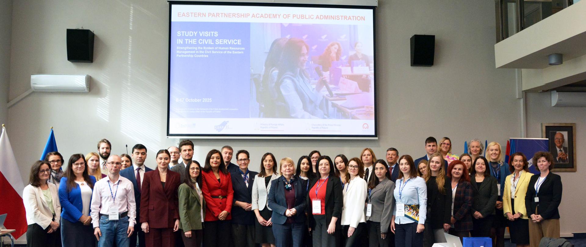 Uczestnicy AAPPW pozują go grupowego zdjęcia 