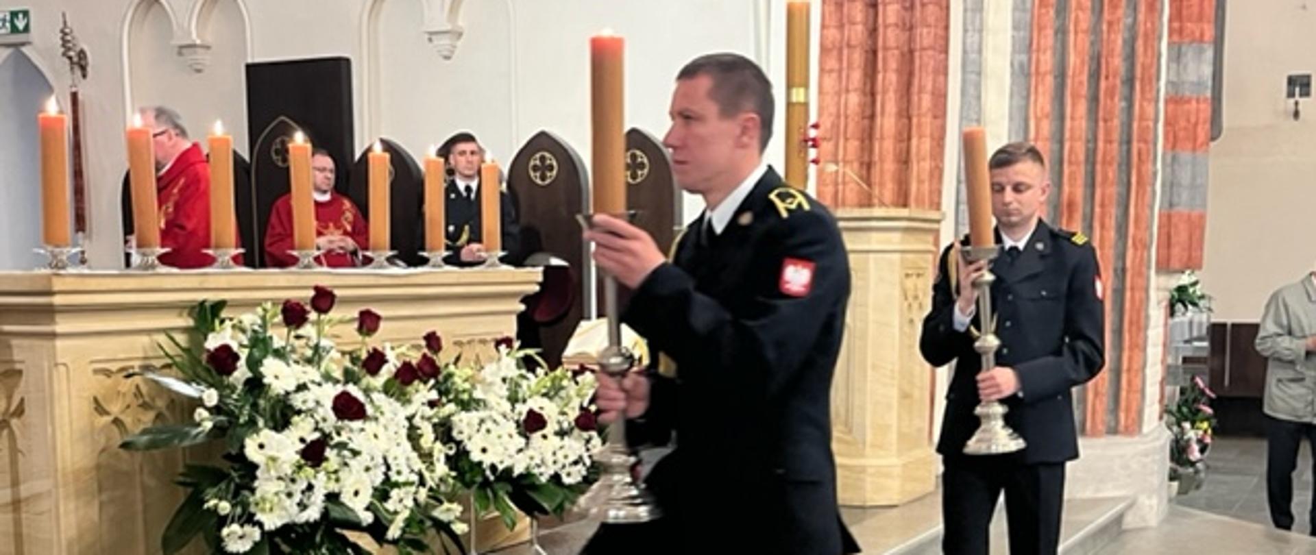 Wejście funkcjonariuszy ze świecami pod ołtarzem w Katedrze pw. Niepokalanego Poczęcia Najświętszej Maryi Panny w Koszalinie