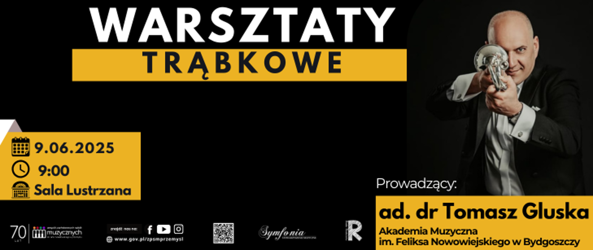 TEKST ALTERNATYWNY :
Grafika promująca "Warsztaty Trąbkowe", które odbędą się 9 czerwca 2025 roku o godzinie 9:00 w Sali Lustrzanej. Wydarzenie poprowadzi ad. dr Tomasz Gluska z Akademii Muzycznej im. Feliksa Nowowiejskiego w Bydgoszczy. Po lewej stronie widnieją ikony kalendarza, zegara oraz lokalizacji. Po prawej znajduje się zdjęcie prowadzącego trzymającego trąbkę, ubranego w garnitur. Na dole plakatu znajdują się logotypy organizatorów i partnerów wydarzenia.
