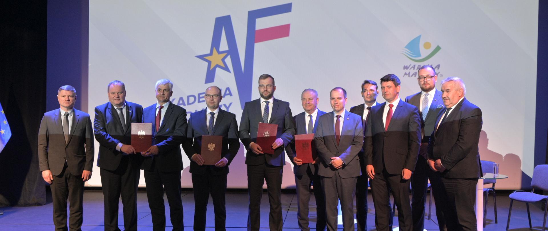 uczestnicy podpisania kontraktu programowego Województwa Podlaskiego pozują do pamiątkowego zdjęcia