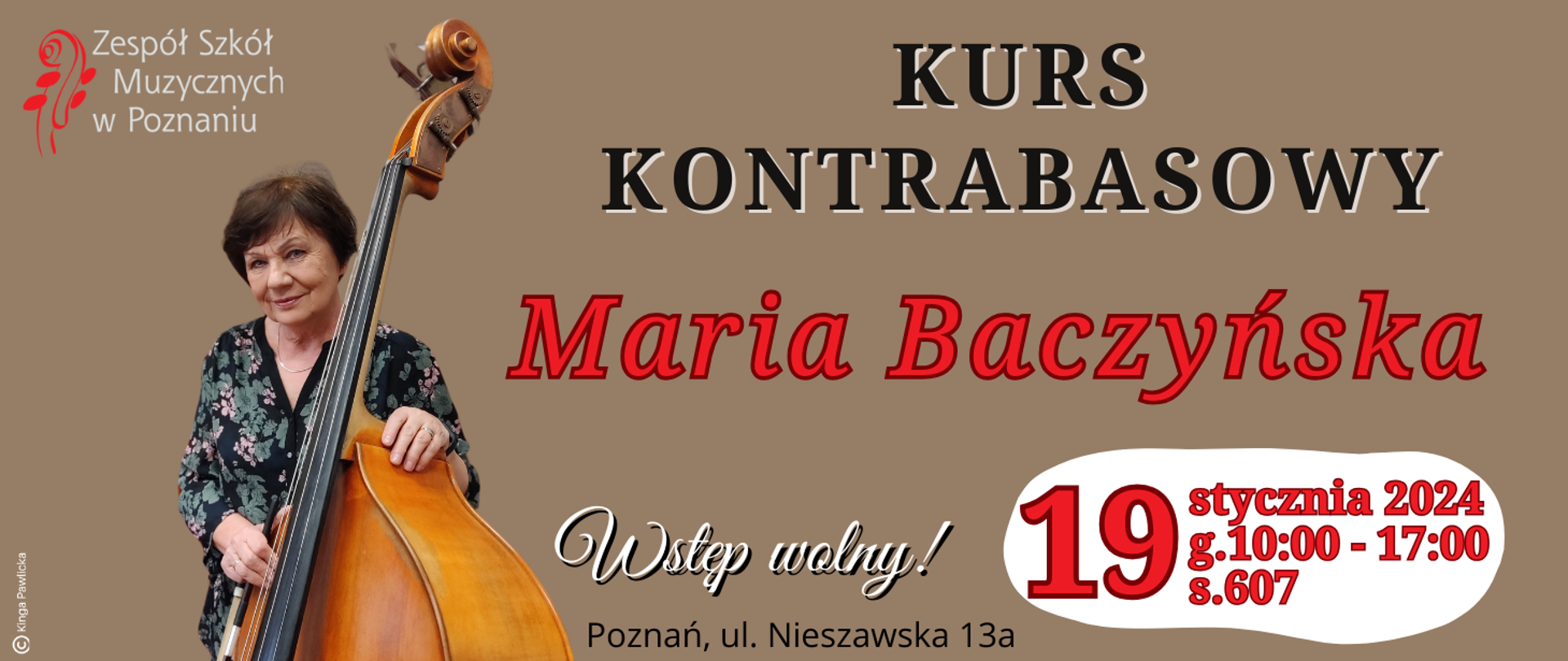 Plakat na beżowym tle. Z lewej strony zdjęcie Marii Baczyńskiej z kontrabasem. Obok tekst: "Kurs kontrabasowy, Maria Baczyńska. Wstęp wolny! 19 stycznia 2024 g.10:00 - 17:00, sala 607, Poznań, ul. Nieszawska 13a