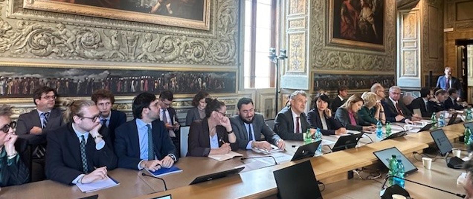 Conferenza disinformazione, Roma, 20 10 2025. Nella foto si vedono i relatori seduti al tavolo durante il dibattito nello storico Palazzo Caietani in cui ha sede il Centro Studi Americani.