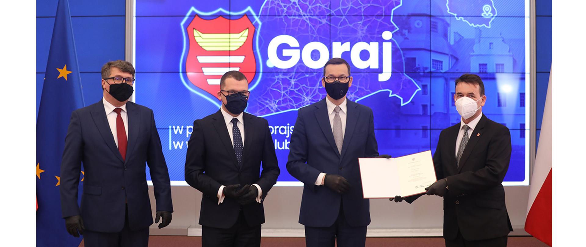 Na zdjęciu: premier Mateusz Morawiecki wraz z wiceministrami Maciejem Wąsikiem oraz Pawłem Szefernakerem wręczają akty nadania statusu miasta wójtowi gminy Goraj 