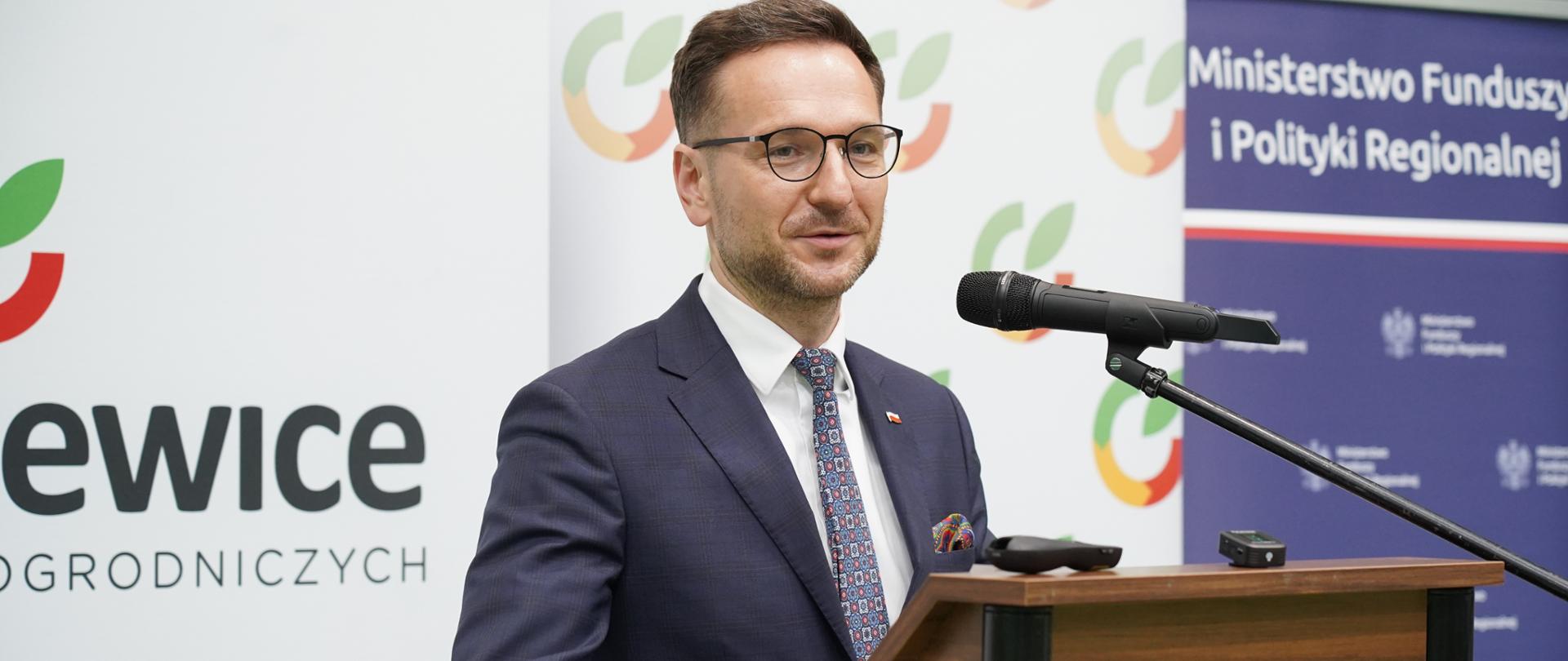 W mównicy z mikrofonem wiceminister Waldemar Buda