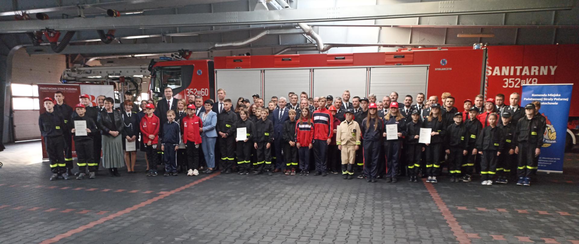Uroczystość wręczenia promes dotacji celowej dla Ochotniczych Straży Pożarnych na zakup sprzętu dla członków Młodzieżowych Drużyn Pożarniczych z terenu miasta Częstochowy i powiatu częstochowskiego