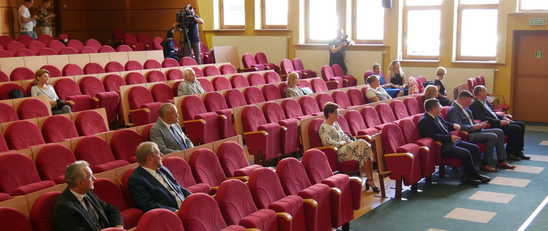 Podpisanie umów dotyczących dofinansowania domów pomocy społecznej i wsparcia dzieci w pieczy zastępczej podczas epidemii COVID-19 