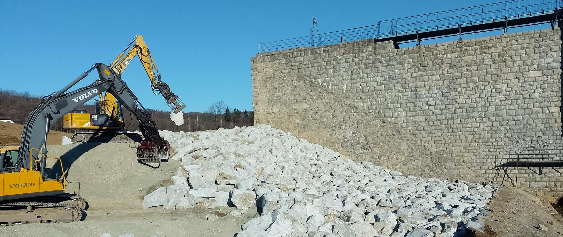 Trwa zabezpieczanie zbiornika Stronie Śląskie na potoku Morawka - marzec 2025 r.