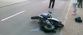 Zdjęcie przedstawia rozbity motocykl