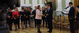 Wiceminister R. Romanowski podczas wręczania awansów